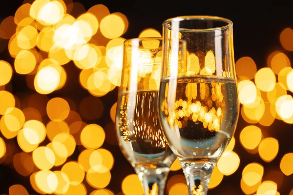 Két pohár pezsgő bokeh fények háttér — Stock Fotó