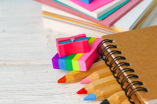 Crayons de couleur sur table en bois close up — Photo