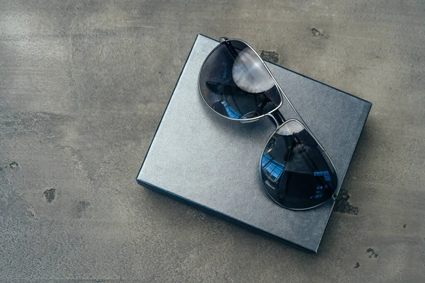 Nuevas gafas aviador oscuras sobre fondo de hormigón gris —  Fotos de Stock