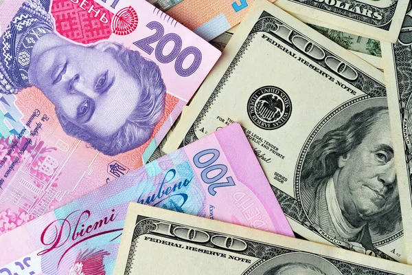 Dinero ucraniano Hryvnia y billetes de dólar estadounidense juntos de cerca — Foto de Stock