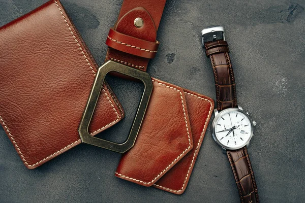 男性腕時計と革財布上ダークグレー表面 — ストック写真