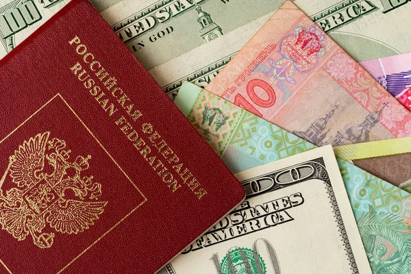 Российский паспорт на кучу денег крупным планом — стоковое фото