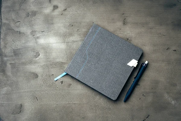 Diario e penna da uomo su sfondo grigio scuro — Foto Stock