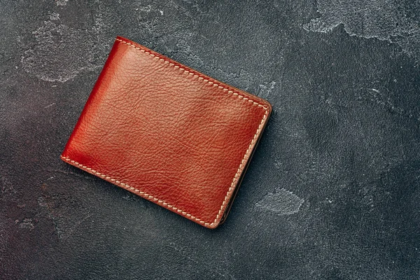 Nowy brązowy skórzany portfel na ciemnym tle — Zdjęcie stockowe
