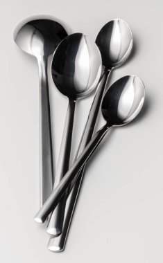 Beyaz arkaplanda gümüş çatal bıçak seti