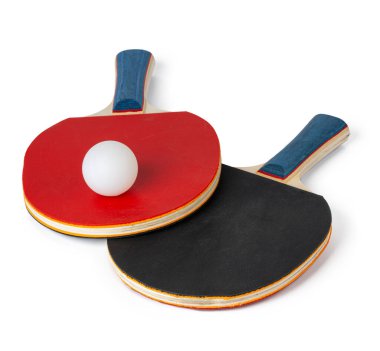 Beyaz arka planda izole edilmiş iki ping pong raketi.