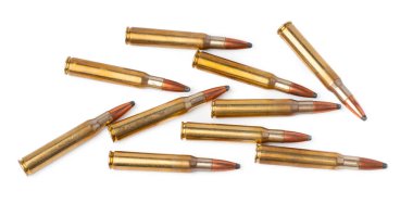 Metal kartuşlar beyaz arkaplanda izole edildi. Yakın plan
