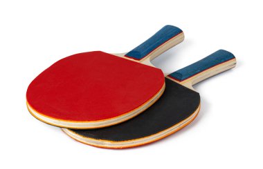 Beyaz arka planda izole edilmiş iki ping pong raketi.