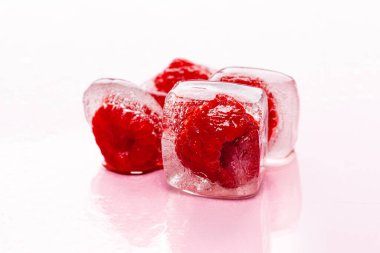 Pembe arkaplanda ahududu buzları