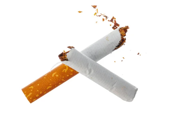 Gebroken sigaret geïsoleerd op witte achtergrond close-up — Stockfoto