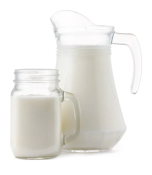 Glas und Tasse mit frischer Milch isoliert — Stockfoto