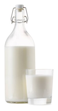 Kapalı cam süt şişesi beyaz arkaplanda izole edilmiş.