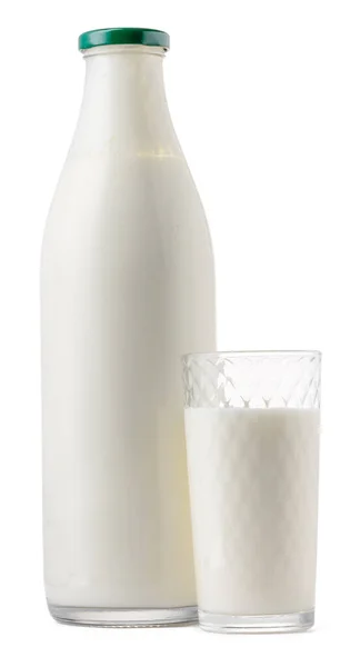 Glasflasche und Tasse mit frischer Milch isoliert — Stockfoto