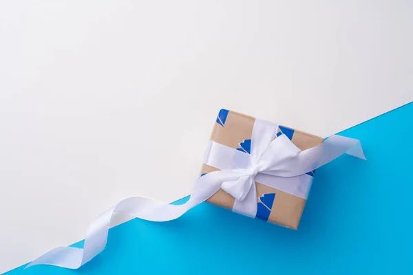 Κάτοψη του κουτιού δώρου με κορδέλα σε μπλε φόντο — Φωτογραφία Αρχείου