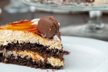 Krem şantili çikolatalı pasta.