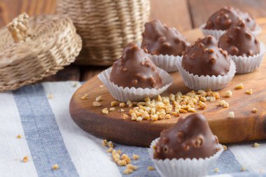 Fındıklı küçük çikolatalı tatlılar.