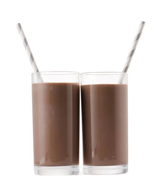 Copo de vidro de leite de chocolate com uma palha isolada em branco — Fotografia de Stock