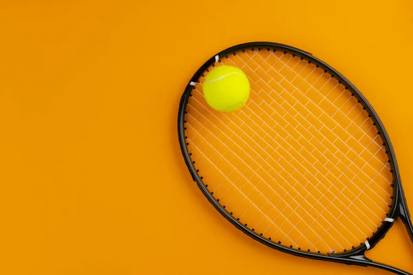 Tenista de tenis equipo deportivo. Raqueta de tenis y pelota — Foto de Stock