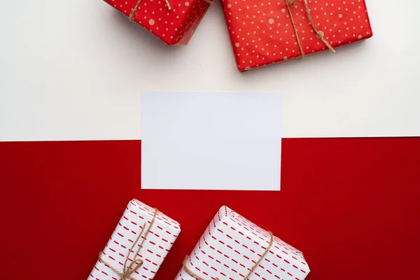 Composição vermelha e branca bonita com presentes de Natal — Fotografia de Stock