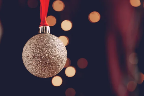 Brillante bola de Navidad dorada sobre fondo bokeh — Foto de Stock