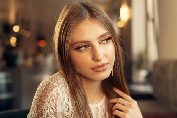 Hermoso retrato de modelo femenino en un café — Foto de Stock