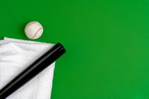 Bate y pelota de béisbol, vista desde arriba — Foto de Stock