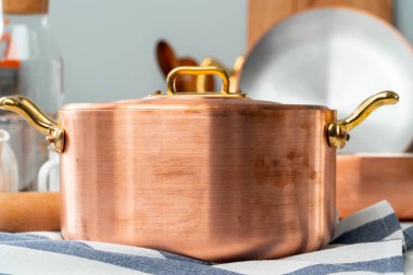 Modern mutfağın içini bakır mutfak malzemeleriyle kapatın.