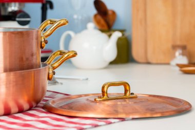 Modern bir mutfak masasında mutfak gereçleri.