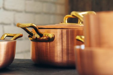 Mutfaktaki temiz bakır tencereyi kapat.