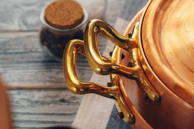 Profesyonel mutfak için yeni bakır yemek takımı.