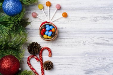 Şeker kamışları ve Noel mücevherleri ile şenlikli bir arka plan