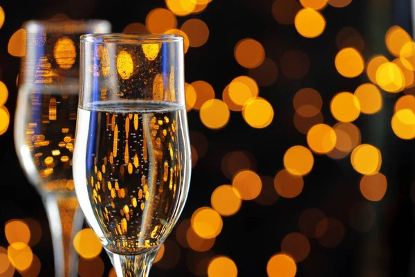 Två glas champagne mot bokeh ljus bakgrund — Stockfoto