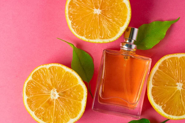 Prachtige compositie met fles parfum en citrusvruchten — Stockfoto