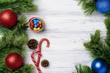 Şeker kamışları ve Noel mücevherleri ile şenlikli bir arka plan