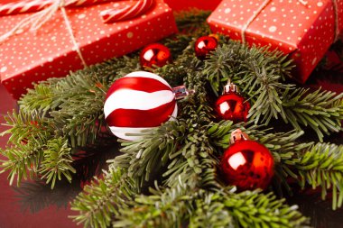 Noel arkaplanı, kozalaklı dallar ve Noel topları.