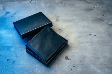 Gri beton arka planda siyah deri cüzdan