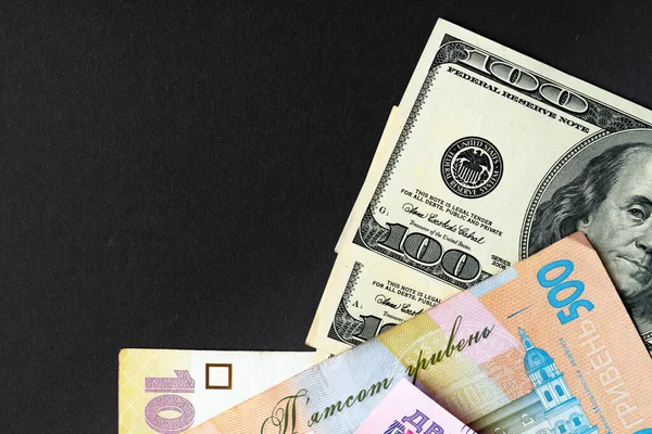 Dinero ucraniano Hryvnia y billetes de dólar estadounidense juntos de cerca — Foto de Stock