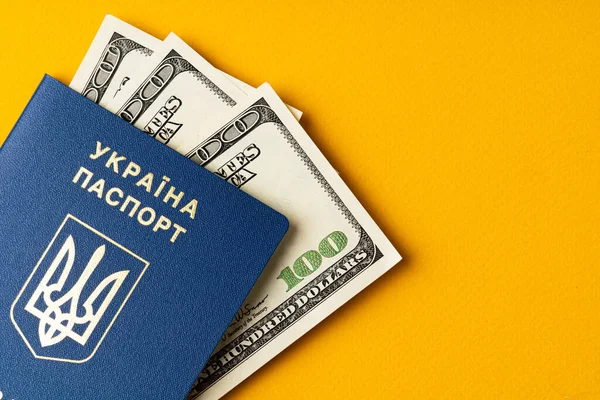 Український паспорт з купою американських доларів. — стокове фото