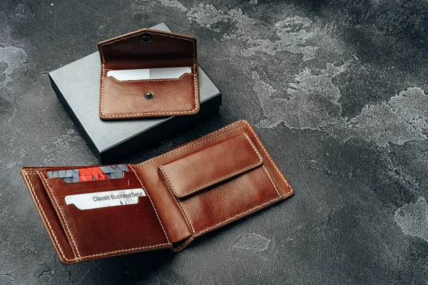 暗い背景に新しい茶色の革財布 — ストック写真