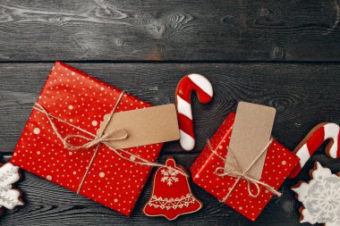 Noel hediyesi ve ahşap arka planda neşeli zencefilli kurabiye.