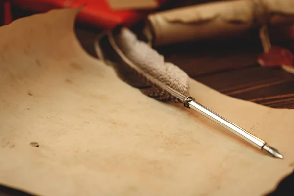 Pluma pluma estilográfica sobre papel envejecido de cerca — Foto de Stock