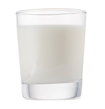 Beyaz arkaplanda izole edilmiş bir bardak süt