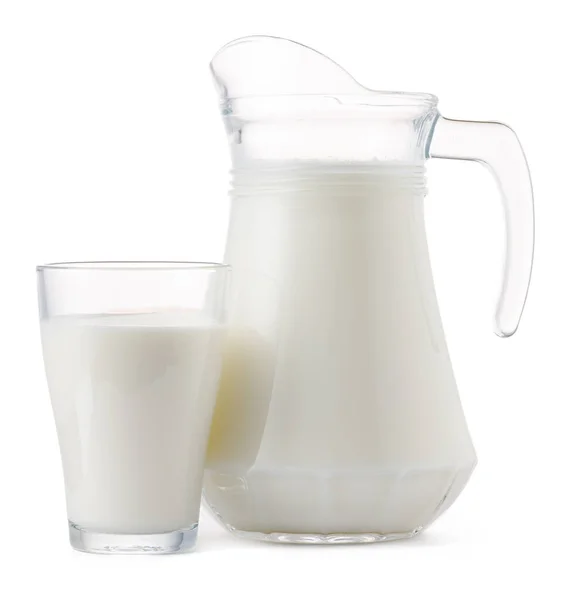 Glas und Tasse mit frischer Milch isoliert — Stockfoto