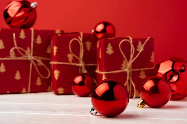Christmas pudełka na czerwonym tle widok z przodu — Zdjęcie stockowe