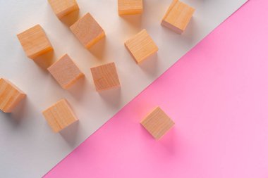 Pembe ve beyaz arkaplanda tahta kare blok