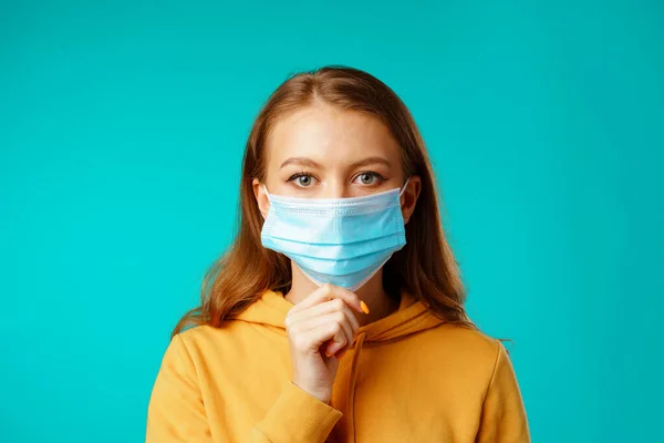 Jonge mooie casual vrouw dragen beschermende medische masker — Stockfoto