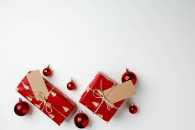 Kırmızı hediye kutuları ve beyaz arka planda Noel mücevherleri