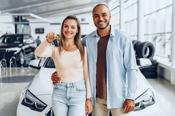 Glückliches aufgeregtes Paar kauft ein neues Auto und zeigt Schlüssel — Stockfoto