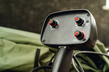 Beton arkaplanda metal dedektör aracı kapat