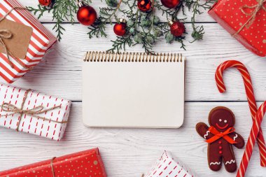 Beyaz tahta üzerinde zencefilli ekmek adam ve baston şekerlerle geçen kış festivali